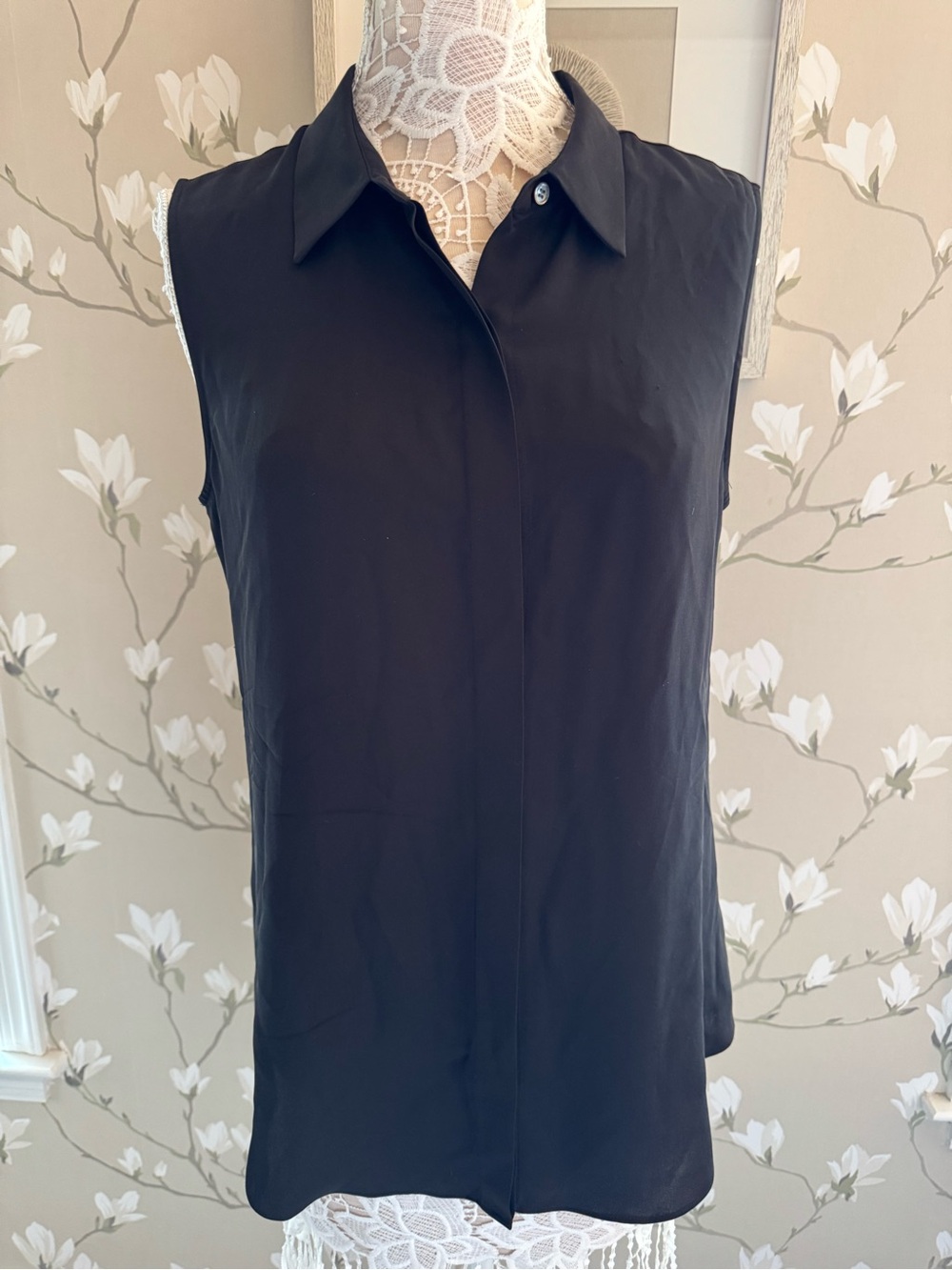 Theory 100% Silk Black Sleeveless (Hidden buttons) Button-Down Collared Top